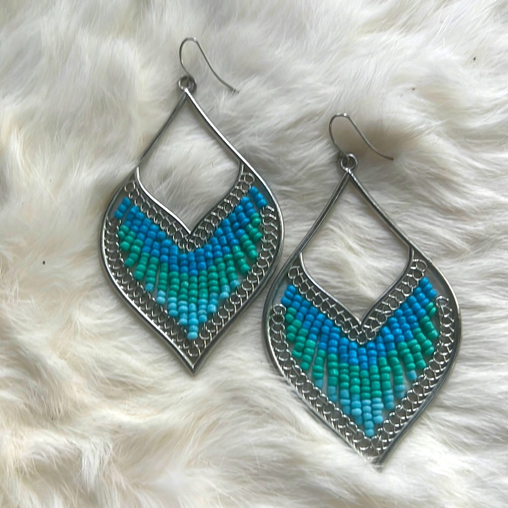 Pretty, summery, dangle fashion earring